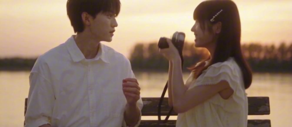 《第二十四张》夕阳中的人物与相机